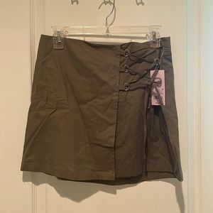 Beautiful Targets Wild Fable olive green mini tie front skirt.